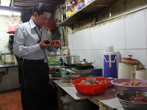 Cán bộ Phòng y tế quận Thủ Đức kiểm tra một quán cơm tại tổ 7, phường Linh Trung